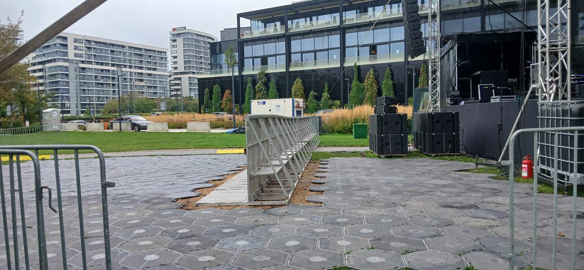 Podłoga do namiotów - zabezpieczenie podłoża